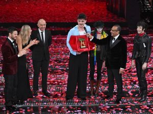 Sanremo, trionfa Olly secondo Lucio Corsi. Contestati Giorgia e Achille Lauro fuori dalla top five