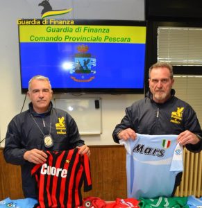 Sequestro di Maglie Vintage Contraffatte di Club di Serie A Anni ’80: Scoperta Importante!