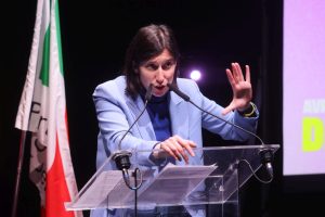 Meloni chiamata a dichiarare in Aula il suo schieramento tra Europa e Trump