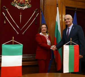 Incontro tra l’ambasciatrice Zarra e il ministro della Difesa bulgaro Zapryanov: un passo avanti nelle relazioni Italia-Bulgaria