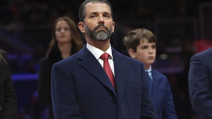 Il figlio del presidente degli Stati Uniti, Donald Trump Jr, è stato ripreso in un video mentre...