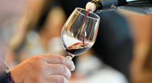 Bere 35 bicchieri di vino al mese fa bene al cuore: studio dell’Università di Barcellona