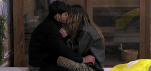 Grande Fratello: Il Bacio di Helena Prestes e Javier Martinez Scatena Polemiche – Amore o Strategia?