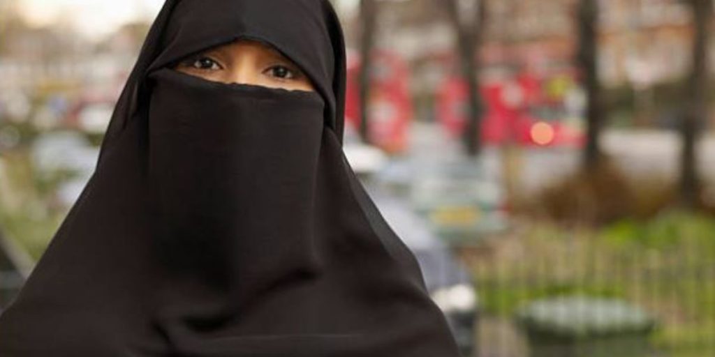 Controversia nella scuola di Monfalcone: niqab in aula e riconoscimento facciale