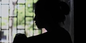 Accoltellata dal marito, Daniela Manda esprime timori per il futuro: ‘Ho paura per quando uscirà’