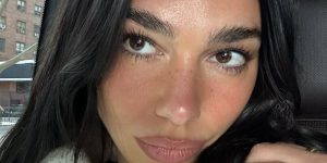 Dua Lipa: l’anello di fidanzamento gipsy regalato da Callum Turner è la novità più trendy del momento