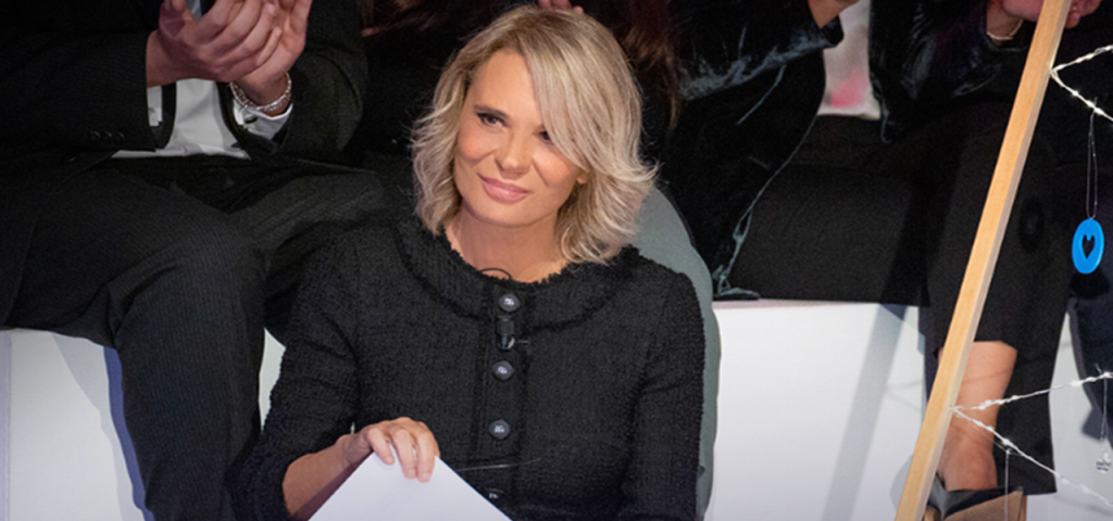 Pagelle C’è Posta per Te 2025: Mahmood e Dybala in Emozioni e Sorprese nella 6a Puntata