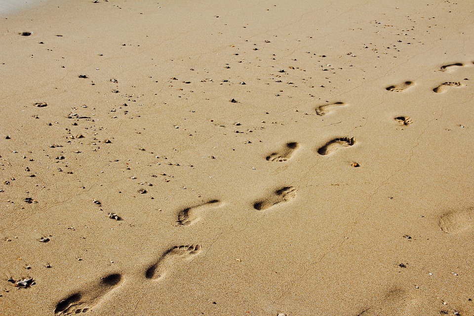 footprints-1189780_960_720.jpg