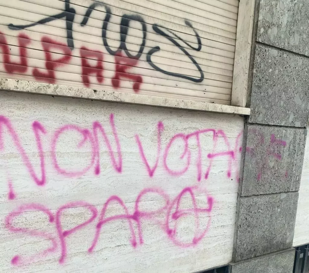 Klaus Davi: Ufficio imbrattato a Milano con messaggio provocatorio “Non votare spara”