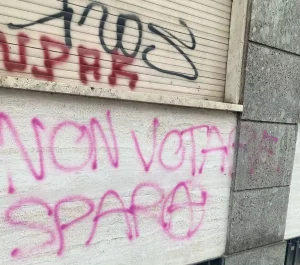 Klaus Davi: Ufficio imbrattato a Milano con messaggio provocatorio “Non votare spara”