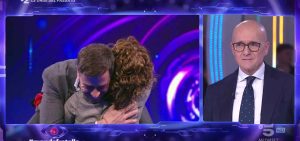 Alfonso Signorini si emoziona per l’incontro toccante tra Iago Garcia e sua madre al GF: ‘Ti ero vicina’
