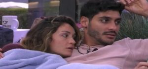 Helena Prestes e Javier Martinez: finalmente si scambiano un bacio al Grande Fratello? / Guarda il video della loro intimità sotto le coperte