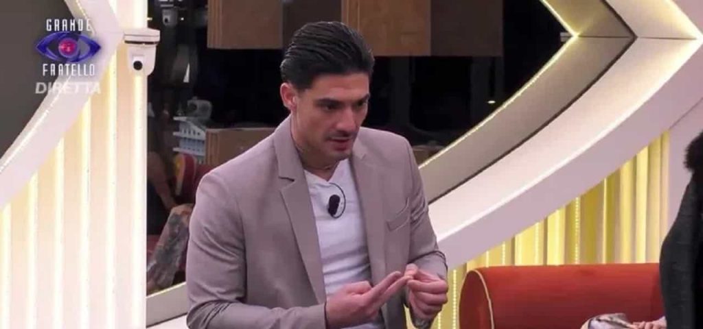 Lorenzo Spolverato sta attraversando un momento di crisi al Grande Fratello, sentendosi trascurato...