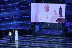 Jovanotti si esibisce a Sanremo con l’approvazione del Papa: la musica guida alla pace. Giorgia, Cristicchi, Brunori, Corsi e Lauro fra i primi cinque classificati