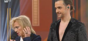 "Pagelle Ora o Mai Più 2025: Valerio Scanu in Ripresa, Rita Pavone Accende lo Studio e Carlotta Brilla con la Sua Originalità"
Scopri le emozioni dell’ultima puntata di "Pagelle Ora o Mai Più" del 2025: Valerio Scanu sorprende con la sua rimonta, mentre Rita Pavone infiamma l’atmosfera dello studio con la sua energia. Carlotta, con la sua brillantezza, conquista tutti senza nemmeno dare suggerimenti. Non perderti i momenti salienti e le performance indimenticabili di questa sesta puntata!