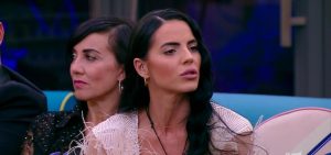 "Stefania Orlando in Furiosa Disputa con Shaila: ‘Sei Succube di Lorenzo!’ – La Risposta Fredda di Lui"