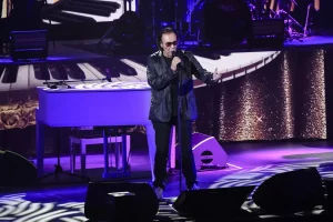 La finale di Sanremo si apre con “Tutta l’Italia” di Gabry Ponte. Alberto Angela incoraggia i giovani a credere nel futuro mentre Venditti scalda l’Ariston.