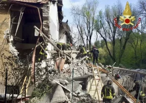 Monteverde, Roma: Crollo di una Palazzina, Uomo Estratto Vivo dai Vigili del Fuoco