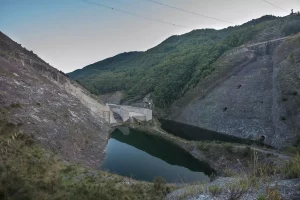 Emergenza Idrica in Calabria: Il Consiglio dei Ministri Estende di Sei Mesi lo Stato di Emergenza 
Nell’ultimo incontro, il Consiglio dei Ministri ha deciso di prorogare lo stato di emergenza in Calabria per ulteriori sei mesi, a causa della grave crisi idrica che affligge la regione. Nonostante la situazione allarmante, le misure adottate non forniscono ancora soluzioni concrete. Resta da vedere come si evolverà la gestione di questa emergenza che continua a colpire duramente le comunità calabresi.