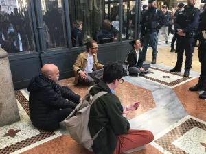 Proteste al Ristorante Cracco di Milano: 20 Misure di Sicurezza Sotto i Riflettori