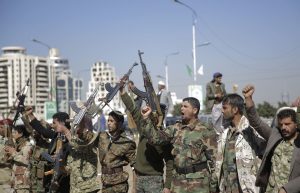 Yemen: Intensificati i Raid Statunitensi contro le Basi degli Houthi