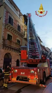 Palermo: Fiamme nella Notte, Salvataggio di una Famiglia con Tre Bambini