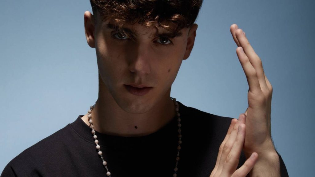 LDA: il misterioso annuncio del nuovo singolo LDA, l'artista di successo che ha conquistato milioni...