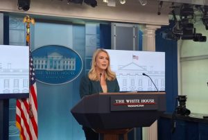 Leavitt Sottolinea l’Importanza dei Dazi sulle Auto: Priorità ai Lavoratori Americani