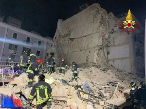 Crollo di una Palazzina a Bari: Emiliano Assicura Massima Vigilanza sulle Operazioni di Emergenza