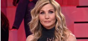 Incidente Shock per Lorella Cuccarini durante il Serale di Amici 24: ‘Ho rischiato di strangolarmi’
