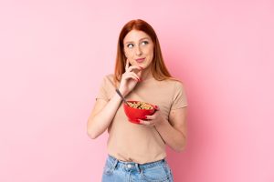 donna-ragazza-dubbio-perplessita-cereali-colazione-dolci-zucchero-Depositphotos_344254268_L.jpg