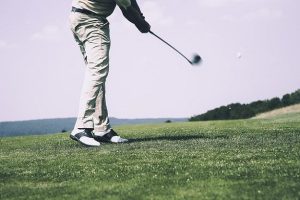 Giocare a golf: il perfetto connubio tra divertimento e contatto con la natura