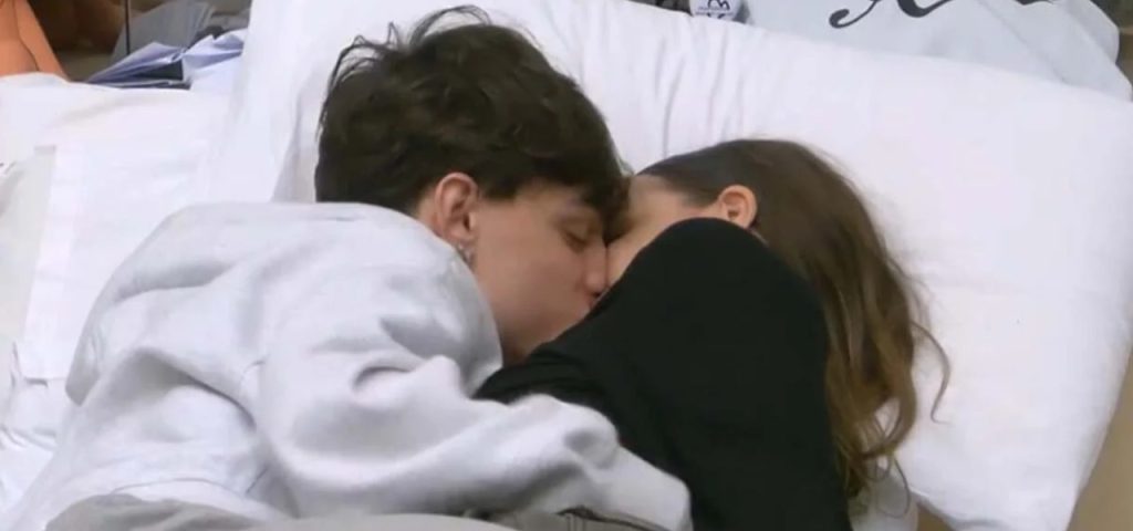 luk3-alessia-bacio-amici-SCREEN-mediaset-.jpg
