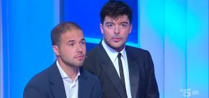 Emozionante Proposta di Matrimonio: Michele Sorpresa Carmela a C’è Posta per Te 2025 con Stash dei The Kolors