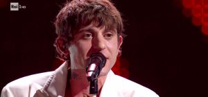 Rkomi pronto a diventare giudice del Serale di Amici 24? Le anticipazioni infiammano il web!