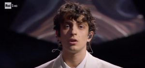 Sangiovanni rompe il silenzio sulla sua salute: "Sto meglio, presto di nuovo in scena!" 
L’ex concorrente di Amici annuncia il suo ritorno al canto dopo un periodo di pausa.