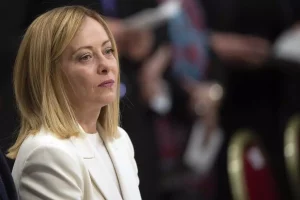 Meloni sulla questione dei dazi: “È stata una scelta sbagliata, ma evitiamo allarmismi”