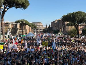 In centomila a Roma per manifestare contro il piano di riarmo del governo e chiedere maggiore...