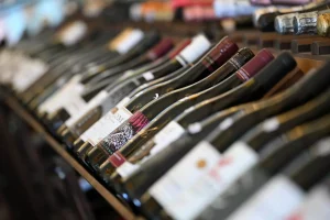 Aumenta il consumo di vino in Italia ma preoccupano i dazi: rapporto Enpaia-Censis