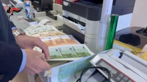 Scoperta a Lecce: smantellata una stamperia clandestina di banconote false