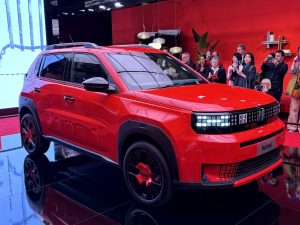 Fiat e Kartell: Una Collaborazione Innovativa al Salone del Mobile 2025