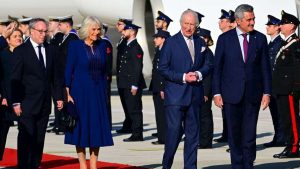 Carlo e Camilla arrivano a Ciampino: il viaggio reale senza precedenti