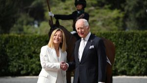 Giorgia Meloni porta il Re Carlo nel suggestivo Giardino Segreto di Villa Doria Pamphilj