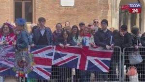 Re Carlo e Regina Camilla accolti calorosamente a Ravenna: una folla emozionata si raduna per salutarli