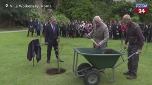 Re Carlo III, il giardiniere reale: pianta un albero donato da Sergio Mattarella