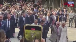 Accoglienza trionfale a Ravenna per Re Carlo e Camilla: applauditi e festeggiati con inni nazionali