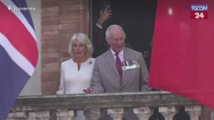 Re Carlo e Regina Camilla salutano la folla dal balcone del Municipio di Ravenna