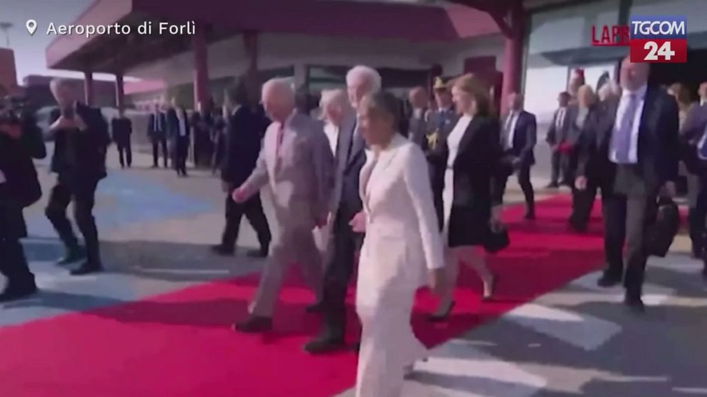 Re Carlo e Camilla partono dall’Italia: le foto dei reali all’aeroporto di Forlì