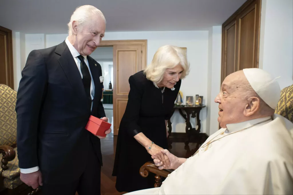 Papa Francesco Incontra Re Carlo e Regina Camilla: Un Momento Storico di Dialogo e Spiritualità