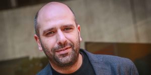 Amore + Iva: lo spettacolo di Checco Zalone in tv. Scopri quando guardarlo e le migliori imitazioni